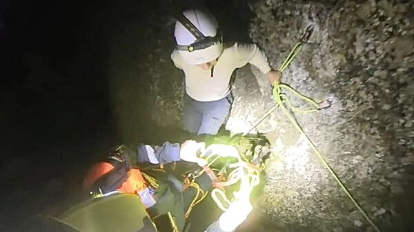 В горах Судака с сыпучего склона эвакуировали туристку