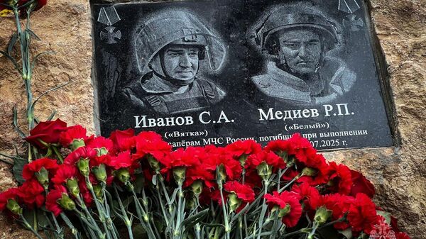 Память о погибших севастопольских пиротехниках МЧС России увековечили в Курской области
