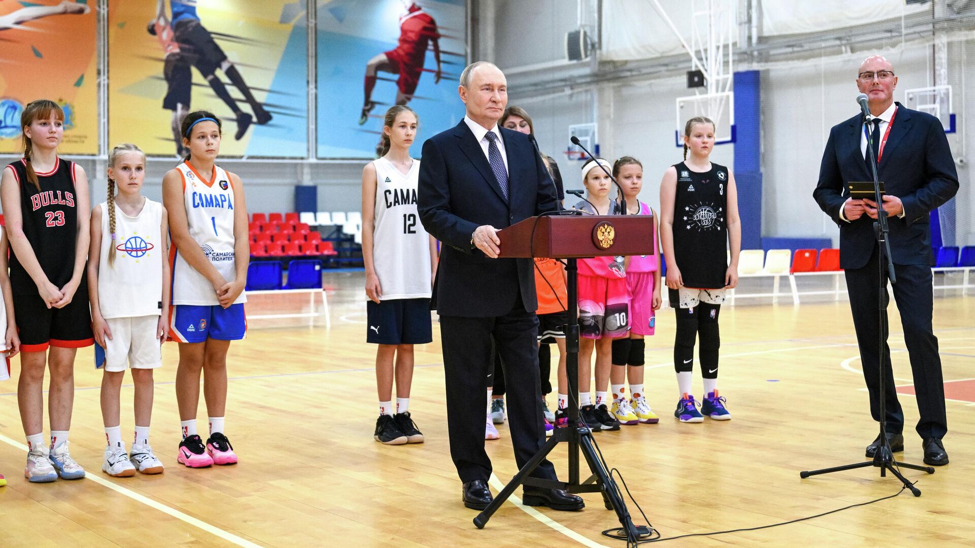 6 ноября 2025. Президент РФ Владимир Путин в физкультурно-оздоровительном комплексе Орбита в Самаре на презентации в режиме видеоконференции новых спортивных объектов, введенных в эксплуатацию в 2025 году - РИА Новости, 1920, 06.11.2025