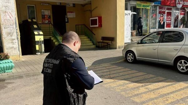 Следователь СК работает на месте нападения молодых людей на мужчину в Симферополе