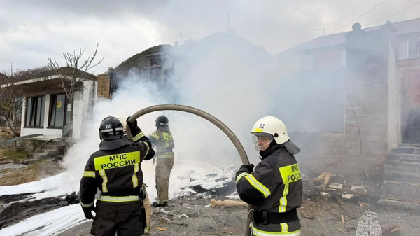 В Дагестане сотрудники МЧС России работают на месте падения вертолета