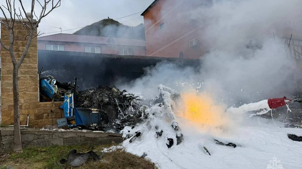 В Дагестане сотрудники МЧС России работают на месте падения вертолета