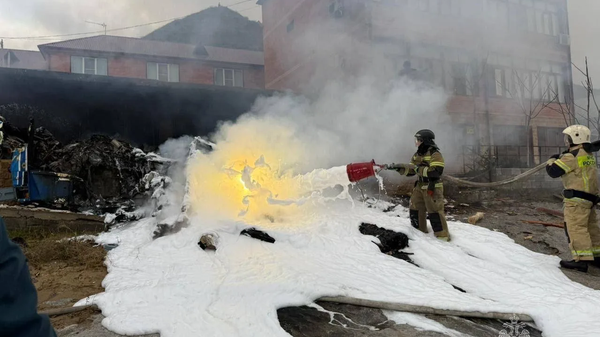 В Дагестане сотрудники МЧС России работают на месте падения вертолета