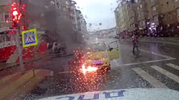 В Ханты-Мансийске спасли женщину и двух маленьких детей из горящей машины