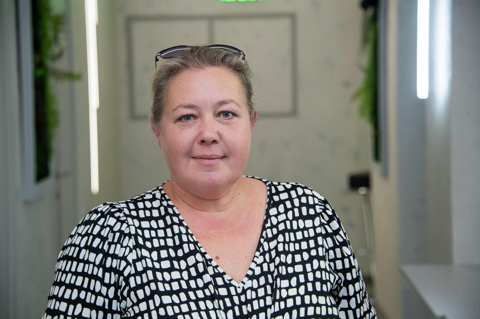 Лариса Медведева приехала из Воронежа и готова угощать гостей экологически чистой продукцией - РИА Новости, 1920, 11.11.2025