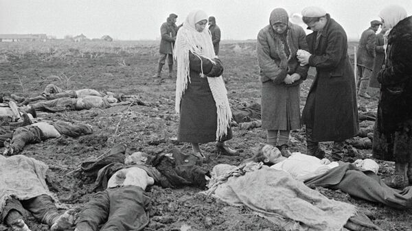 Великая Отечественная война 1941-1945 гг. Зверская расправа нацистов с жителями Керчи. Багеровский противотанковый ров близ Керчи. Здесь были расстреляны около 7 тысяч жителей Керчи, в том числе 245 детей и школьников. Жители Керчи опознают расстрелянных фашистами советских граждан, трупы которых были извлечены из противотанкового рва.
Материалы в том числе и об этих зверствах стали обвинением фашизму на Нюрнбергском процессе.