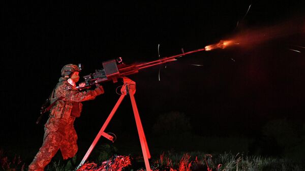 Военнослужащий ведет огонь по БПЛА из пулемета Корд на посту воздушного наблюдения 25-й армии группировки Запад в Серебрянском лесничестве на Краснолиманском направлении СВО.