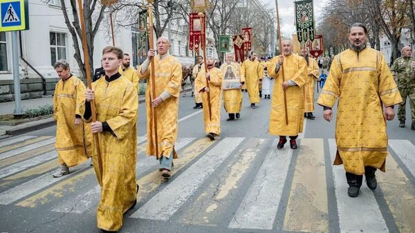 Духовенство и сотни верующих почтили память погибших в Гражданской войне
