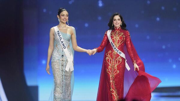 Мисс Мексика Фатима Бош (справа) стала победительницей конкурса Мисс Вселенная 2025