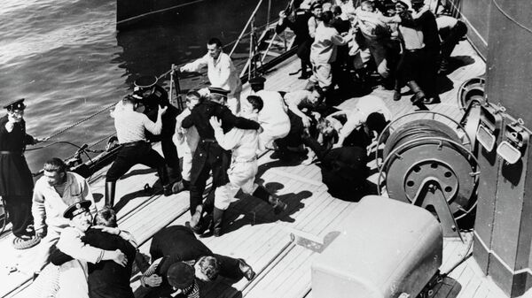 Восстание на крейсере Очаков – сцена из кинофильма Почтовый роман киностудии имени А. Довженко, 1969 год. Режиссер Евгений Матвеев.