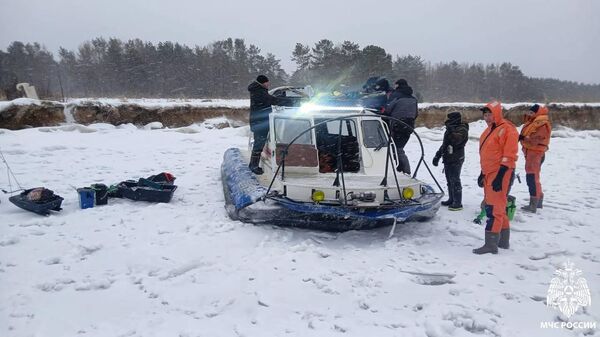 13 рыбаков спасатели сняли с оторвавшейся льдины в Новосибирской области