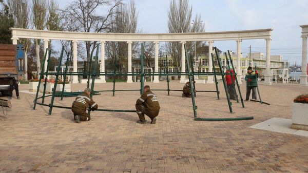 В Керчи устанавливают елку