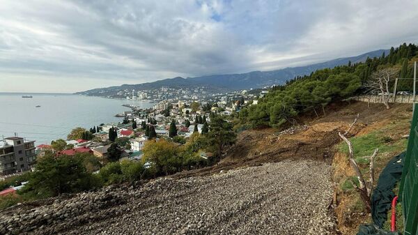 Мэр Ялты Янина Павленко выехала на место, чтобы пообщаться с жителями, возмущенными стройкой возле Поликуровского холма