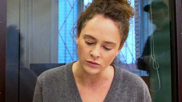 Актриса Аглая Тарасова, обвиняемая в контрабанде наркотиков, во время заседания в Домодедовском городском суде по уголовному делу о контрабанде вейпа с маслом каннабиса.