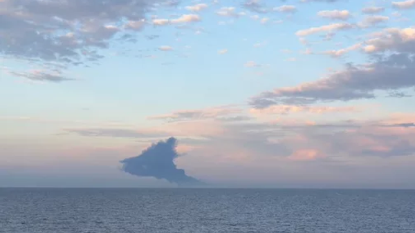 Дым от пожара на борту танкера Kairos. Архивное фото