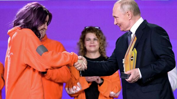 Президент РФ Владимир Путин и Анна Плужникова, получившая награду в номинации Волонтер года