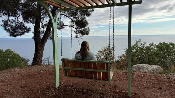 Подвесные скамейки на Солнечной тропе в Ялте Подвесные скамейки на Солнечной тропе в Ялте