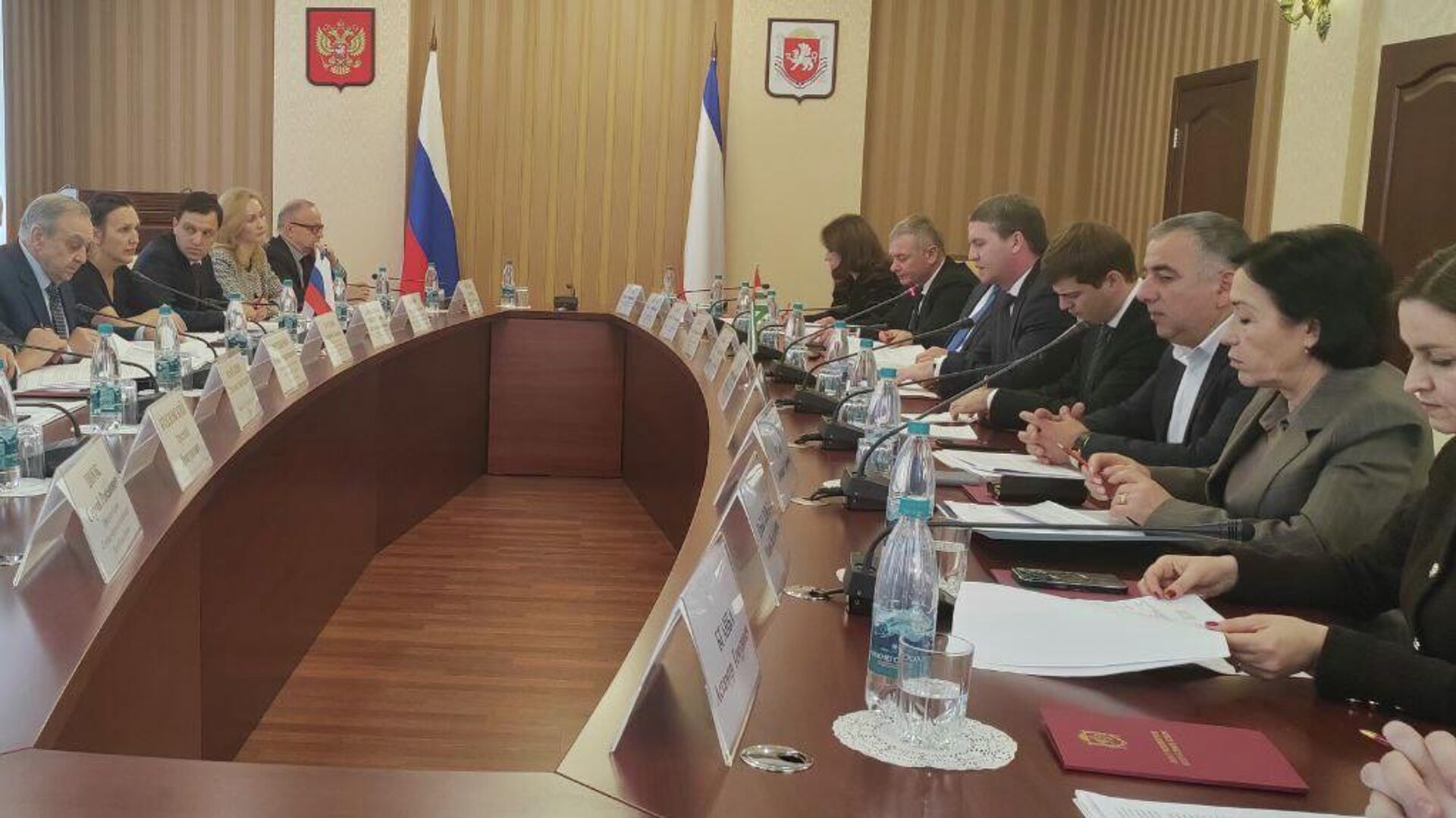 В Симферополе состоялось заседание совместной комиссии по торгово-экономическому, научно-техническому и гуманитарному сотрудничеству между правительствами Крыма и Абхазии - РИА Новости, 1920, 05.12.2025