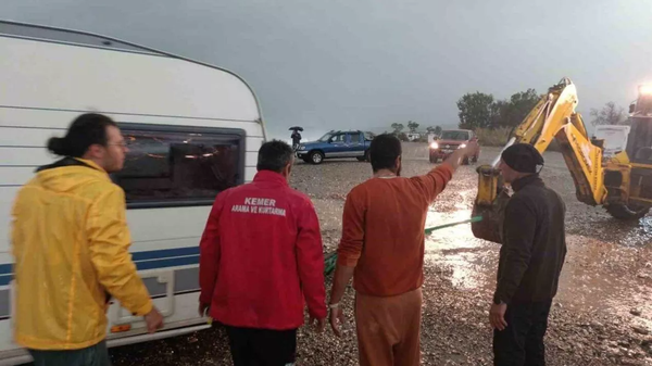 Два автофургона российских туристов смыло в море в турецком Кемере. Архивное фото Два автофургона российских туристов смыло в море в турецком Кемере. Архивное фото