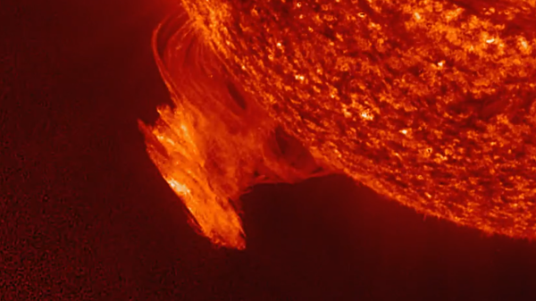 Крупный протуберанец оторвался от Солнца