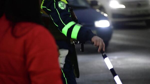 Военные и силовики досматривают машины в Симферополе Военные и силовики досматривают машины в Симферополе