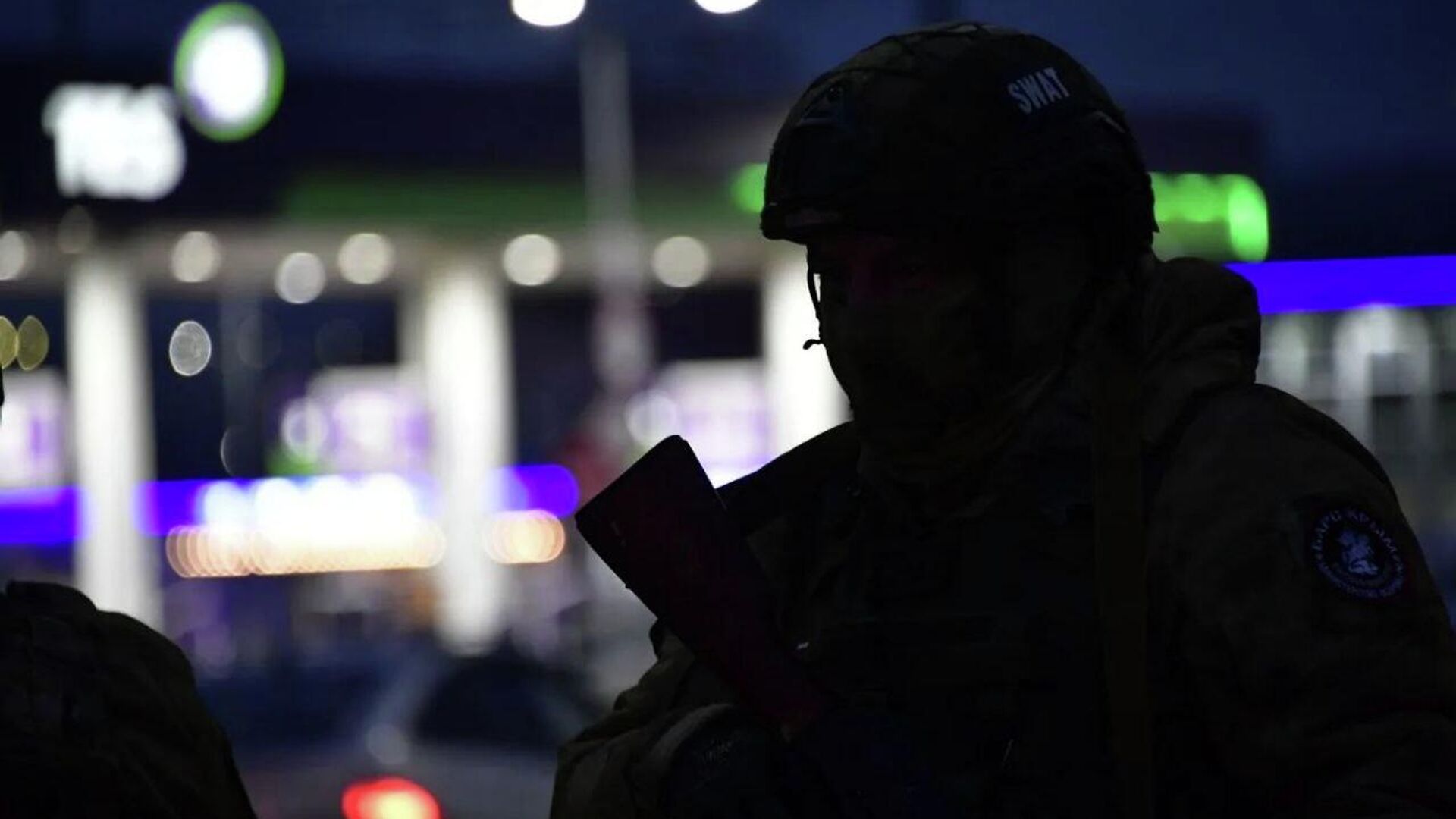 Военные и силовики досматривают машины в Симферополе Военные и силовики досматривают машины в Симферополе - РИА Новости, 1920, 13.12.2025