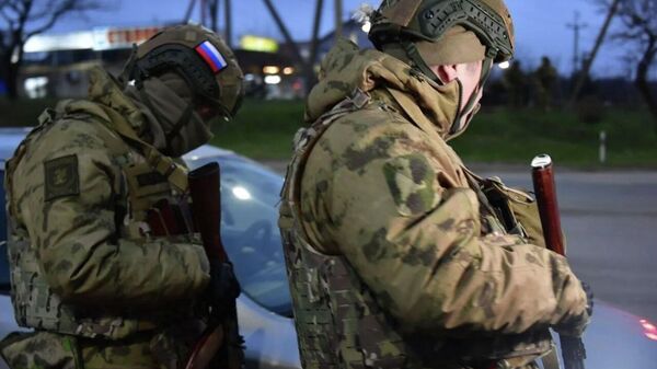 Военные и силовики досматривают машины в Симферополе Военные и силовики досматривают машины в Симферополе