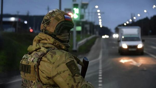 Военные и силовики досматривают машины в Симферополе Военные и силовики досматривают машины в Симферополе