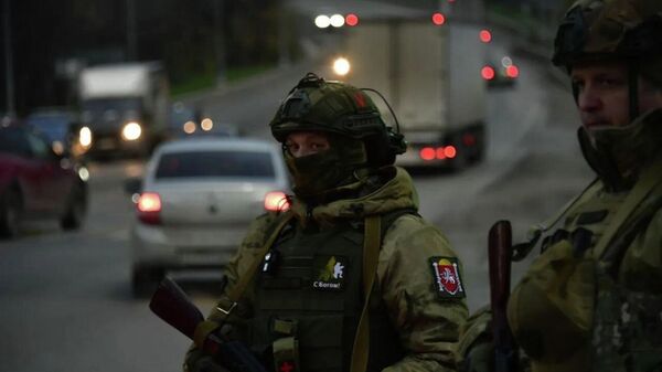 Военные и силовики досматривают машины в Симферополе Военные и силовики досматривают машины в Симферополе