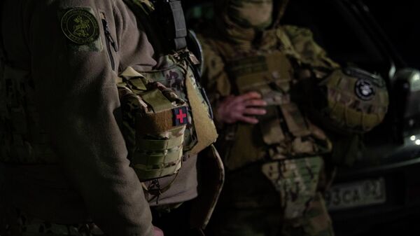 Военные и силовики досматривают машины в Симферополе Военные и силовики досматривают машины в Симферополе