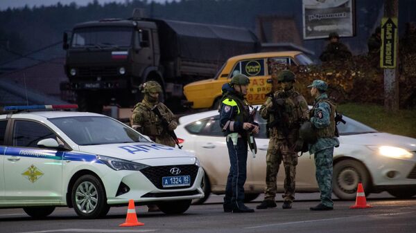 Военные и силовики досматривают машины в Симферополе Военные и силовики досматривают машины в Симферополе