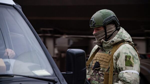 Военные и силовики досматривают машины в Симферополе Военные и силовики досматривают машины в Симферополе