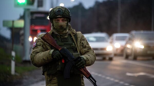 Военные и силовики досматривают машины в Симферополе Военные и силовики досматривают машины в Симферополе