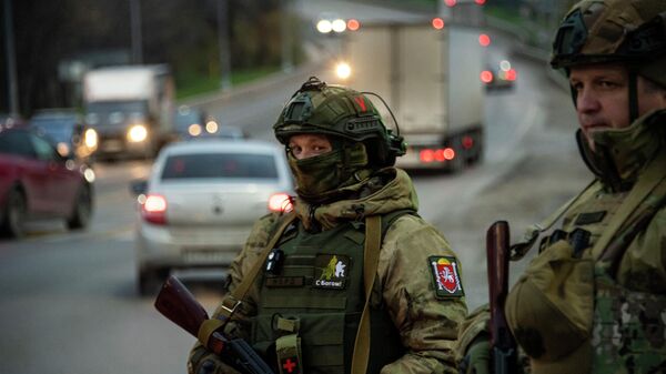 Военные и силовики досматривают машины в Симферополе Военные и силовики досматривают машины в Симферополе