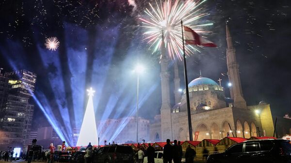 Рождественская елка на площади Мучеников в центре Бейрута, Ливан Рождественская елка на площади Мучеников в центре Бейрута, Ливан