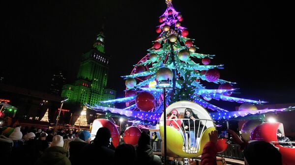 Люди посещают рождественскую ярмарку в Варшаве, Польша, суббота, 29 ноября 2025 года. Люди посещают рождественскую ярмарку в Варшаве, Польша, суббота, 29 ноября 2025 года.