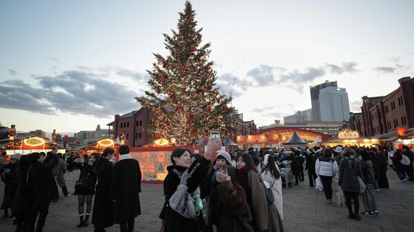 Елка на рождественской ярмарке в Йокогаме, Япония Елка на рождественской ярмарке в Йокогаме, Япония
