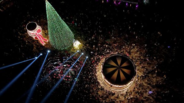 Рождественская елка на площади Скандербега в Тиране, Албания Рождественская елка на площади Скандербега в Тиране, Албания