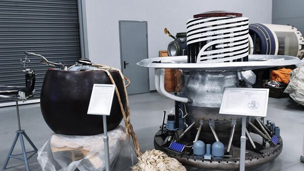 Макет спускаемого аппарата автоматической межпланетной станции Венера-7 (слева) и макет посадочного аппарата автоматической межпланетной станции Венера-9