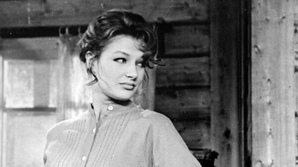 Кадр из комедийного художественного фильма Девчата. В роли Анфисы – Светлана Дружинина (слева), в роли Тоси – Надежда Румянцева.