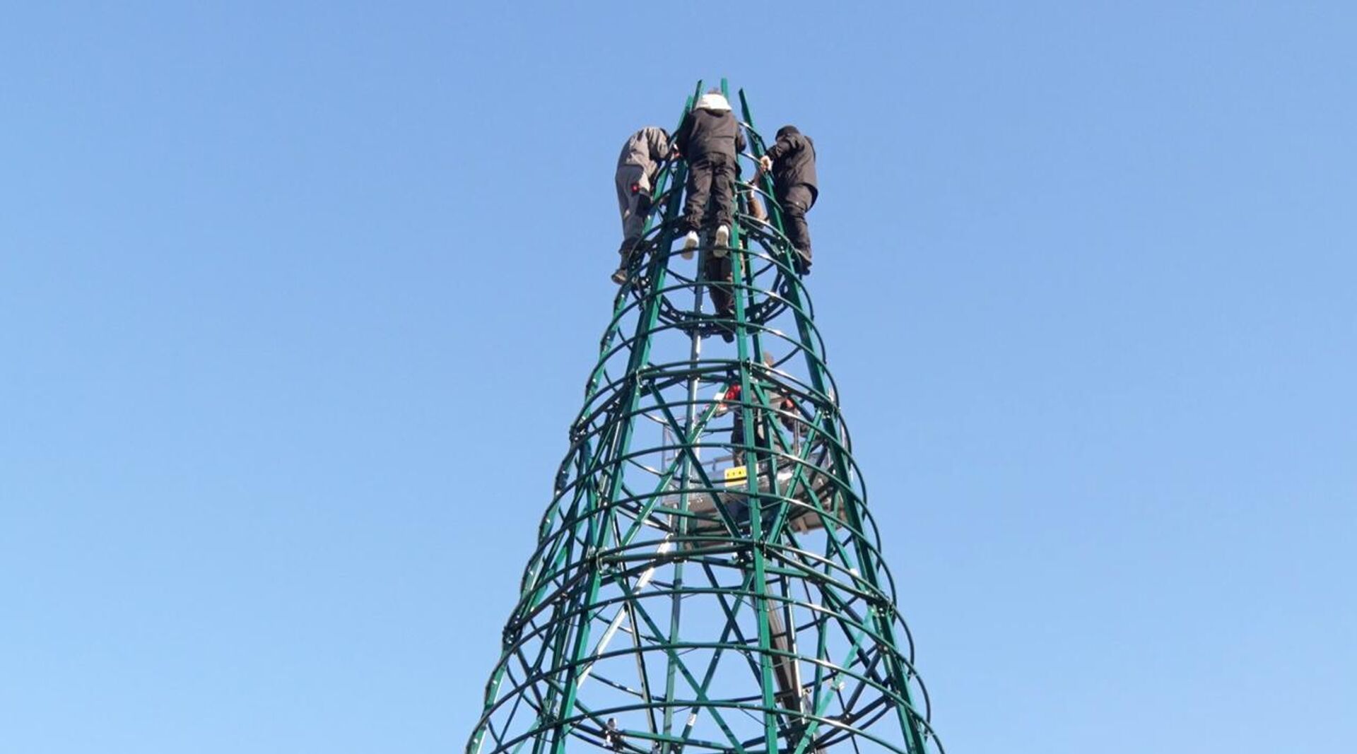 Севастополь начали украшать к Новому году - РИА Новости, 1920, 16.12.2025