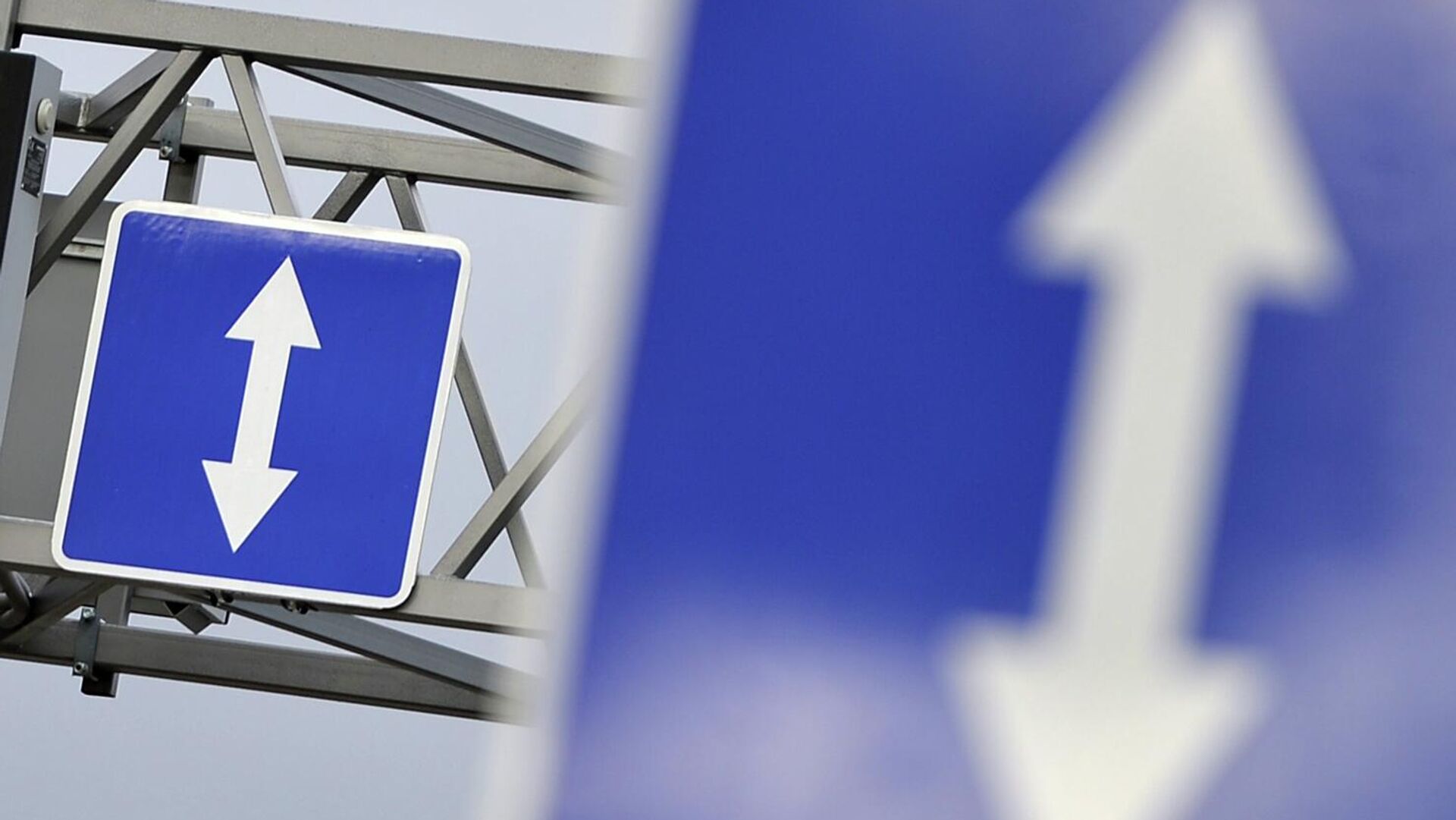 Дорожный знак реверсивная полоса - РИА Новости, 1920, 16.12.2025