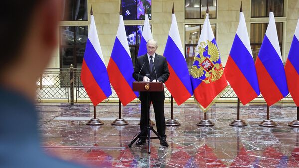 Президент РФ Владимир Путин на церемонии вручения медали Золотая Звезда Героя России участникам спецоперации, освободившим город Северск.