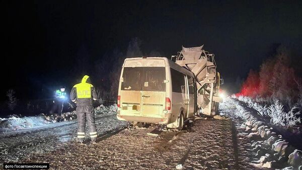 11 человек пострадали в аварии с микроавтобусом и бетономешалкой в Иркутской области