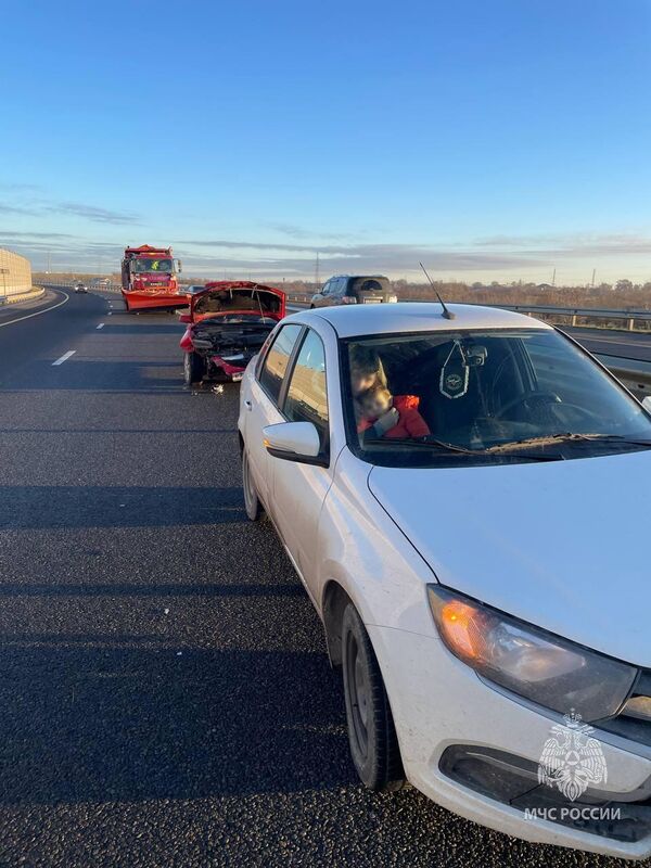 В Крыму сотрудник МЧС стал свидетелем ДТП и помог женщине с ребенком