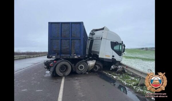 В Ростовской области BMW врезался в фуру и сгорел