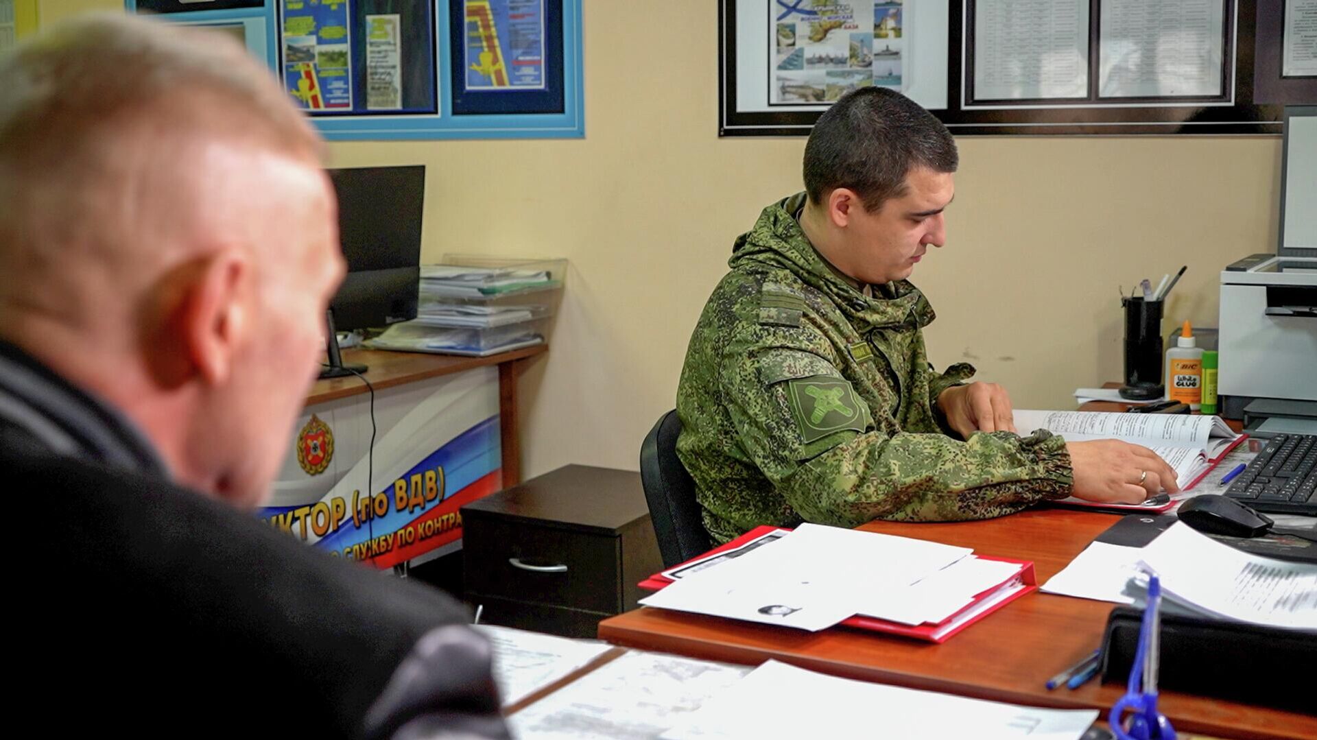 Пункт отбора на военную службу по контракту - РИА Новости, 1920, 19.12.2025