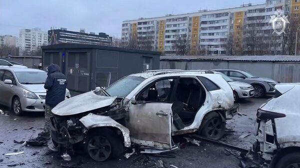 Следователи  работают на месте подрыва автомобиля в Москве
