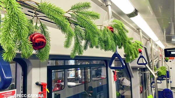 В Евпатории водители трамваев преобразились в Снегурочек