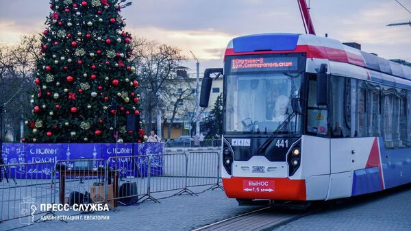 В Евпатории водители трамваев преобразились в Снегурочек